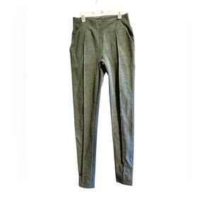 Women’s Cuddl Duds pull on Gray leggings with front pockets.